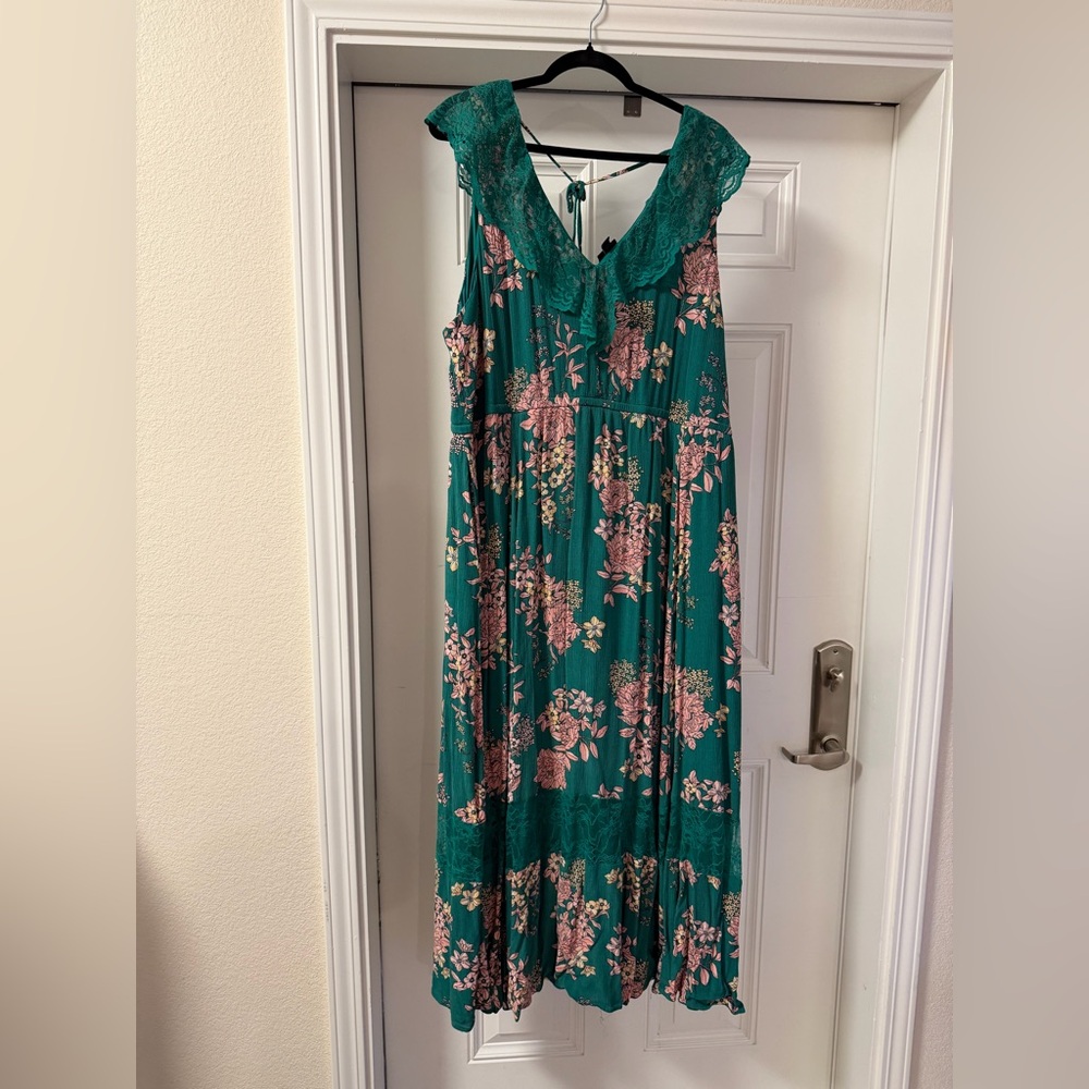 Torrid 4 green floral maxi w/lace neck